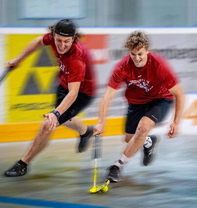 Tim Wohlgemuth (r.), hier im Duell mit Torhüter Florian Mnich, fühlt sich in Mannheim gut aufgenommen.