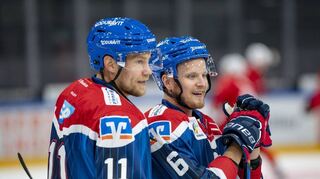 Finnische Abwehrpower für die Adler Mannheim: Neuzugang Ilari Melart (l.) mit Joonas Lehtivuori.