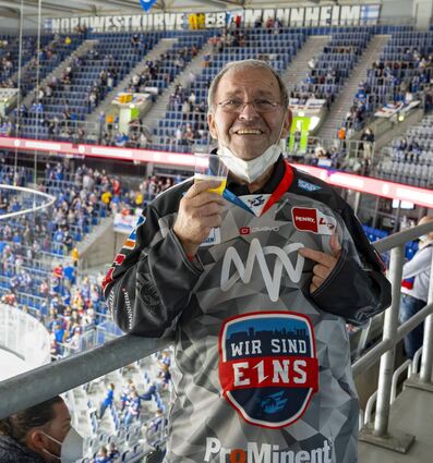 Karl-Heinz Erny trägt beim Champions-League-Spiel gegen Cardiff das Helfer-Trikot der Adler.
