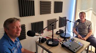 Adler-Sportmanager Jan-Axel Alavaara (r.) stand MM-Sportredakteur Christian Rotter Rede und Antwort. Das gesamte Gespräch im Podcast „Adler-Check“.