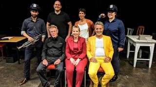 Mit ihrer neuen Regisseurin Jeanette Rosen (stehend, 2. v. r.) zeigt die Theaterinitiative TiL in Ilvesheim und Ladenburg das Stück „Push-Up 1-3“.