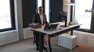 Ralf Eisenhauer (SPD) an seinem neuen Arbeitsplatz im 13. Stock des Technischen Rathauses. Schaut er nach links, blickt er auf den Fahrlachtunnel.