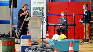 Mit „Baustellen“ beschäftigen sich derzeit 54 Schülerinnen und Schüler in der Johannes-Kepler-Sommerschule. Kultusministerin Theresa Schopper (l.), hier mit Musik-Fachbereichsleiterin Ina Schuchardt-Groth und Rektor Thorsten Kuß, zeigte sich begeistert von dem Projekt, das in Mannheim seit neun Jahren läuft.