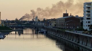 Am Mittwochabend ist in Ludwigshafen ein Großbrand ausgebrochen, eine Rauchwolke über der Chemiestadt war weithin sichtbar.