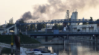 In einer Lagerhalle eines Unternehmens in Ludwigshafen ist am Mittwochabend ein Großbrand ausgebrochen.
