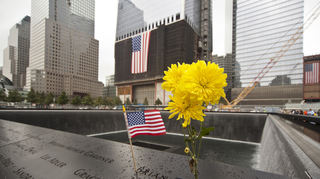 Die Gedenkstätte „9/11 Memorial“ am Ground Zero in New York erinnert an die Terroranschläge auf das World Trade Center im September 2001 und ihre Opfer.