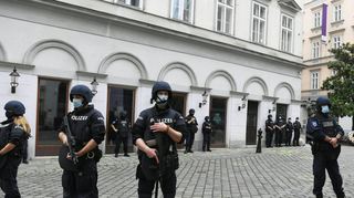 Polizisten sperren in Wien nach einem Terror-Anschlag den Bereich des Tatorts ab.