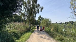 Mit Rucksack und Wagen geht es für diese kleine Familie am Vormittag auf Tour.