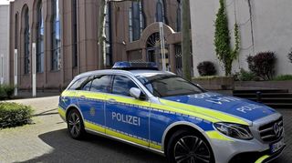 Ein Streifenwagen der Polizei steht vor der Mannheimer Synagoge in F 3. (Archivbild)
