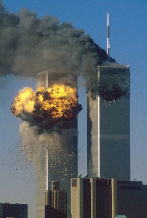 Ein von Terroristen entführtes Flugzeug explodiert im Süd-Turm des World Trade Centers in New York.