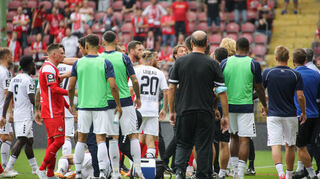 Tumulte auf dem Platz, nach dem Foul von Kenny Hussein Redondo, der dafür Rot sah.