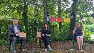 Schulleiterin Carolin Rückert (r.) zeichnete Hannah Fuchs-Brecht (M.) als eine Wegbereiterin und Bürgermeister Stefan Schmutz mit dem Dicken Brett aus.