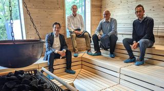 Fehlt nur noch ein Aufguss: Probesitzen im neuen Saunabereich des wiederöffneten Hallenbades (v. l.) Innenarchitekt Gennaro Cittadino, Bürgermeister Michael Kessler, Bauingenieur Harry Kurzmann und Christian Pörsch (Hochbauamt).