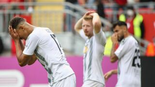 Pure Verzweiflung: Auch Marcel Costly (links) brachte den Ball aus kurzer Distanz nicht im FCK-Tor unter. Der SV Waldhof vergab in doppelter Überzahl zu viele Chancen und kam im Südwest-Derby nicht über ein 0:0 hinaus.