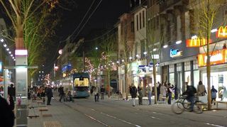 Ein Bild aus besseren Zeiten: Es zeigt die Fußgängerzone in der Adventszeit 2006, kurz nach dem Ende der Umbauarbeiten.