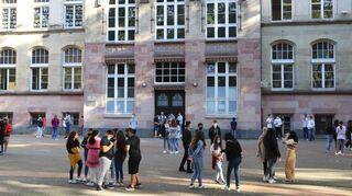 Auf dem Schulhof dürfen die Schülerinnen und Schüler die Masken absetzen, solange sie den Mindestabstand von 1,5 Metern einhalten.