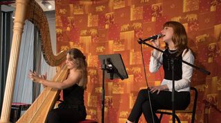 Sängerin Megan Hill (rechts) und Harfenistin Fabienne Partsch bei ihrem gemeinsamen Konzert in der Kulturscheune.