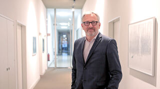 Der gebürtige Mannheimer <strong>Peter Kurz</strong> ist seit 2007 Oberbürgermeister der Stadt. Der 58-Jährige begann 1983 sein Jura-Studium an der Uni und wurde 1994 Richter am Verwaltungsgericht Karlsruhe. Ein Jahr später promovierte er.