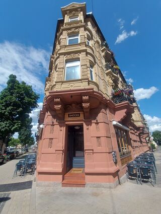 "Snocks Coffee" befindet sich in einem sandsteinfarbenen Gebäudes im Jugendstil zwischen Wasserturm und Nationaltheater.