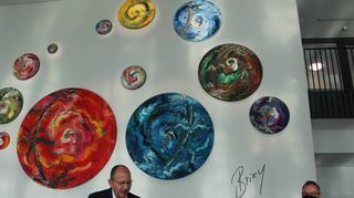 Erster Bürgermeister Christian Specht (l.) mit Künstler Dietmar Brixy vor dessen Kunst-Installation im Foyer der Hauptfeuerwache.