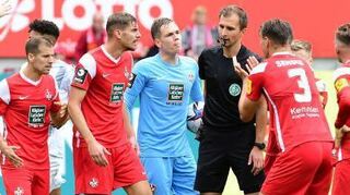 Alles Flehen half nichts: Marvin Senger (r.) wurde zwei Spiele gesperrt.