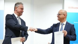 Faust drauf: GDL-Chef Claus Weselsky (l.) und DB-Personalvorstand Martin Seiler nach der Tarifeinigung.