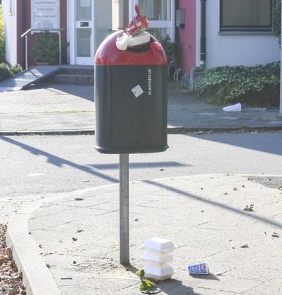 Wird zweimal wöchentlich geleert und quillt doch oft über: Öffentlicher Müllbehälter in der Amorbacher Straße in Wallstadt – eigentlich ein ruhiger, sauberer Außenbezirk und dennoch teilweise verdreckt.