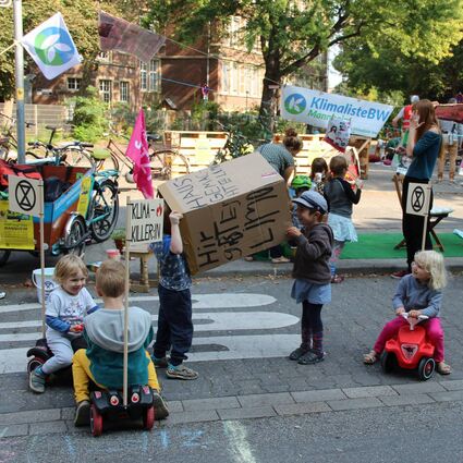 Spielen oder Fahrradfahren: Beim Parking Day in der Langen Rötterstraße nutzen die Teilnehmenden die frei gewordenen Parkplätze – und auch die kleinsten freuen sich über den neuen Platz.