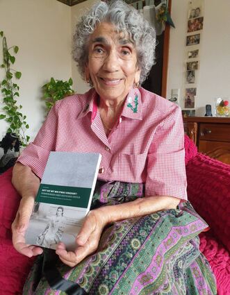 Die Holocaust-Überlebende Zilli Schmidt – hier in Tracht – mit ihrer Biografie.