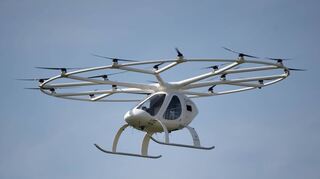 Ein sogenannter Volocopter fliegt vor blauem Himmel. Das elektrisch angetriebene Vehikel, das aussieht wie eine Mischung aus Hubschrauber und Drohne, hatte vor zwei Jahren vor Publikum einen Probeflug in Stuttgart.