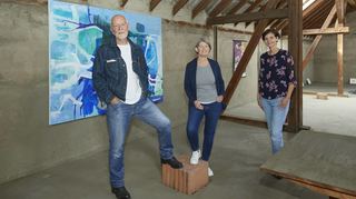 Bernd Kalusche, Heike Hensel (Mitte) und Stefanie Engert freuen sich auf die Ausstellung in der alten Lagerhalle.