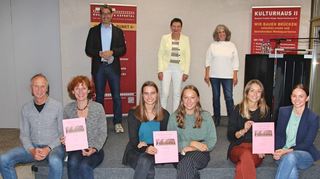 Preisträger (vorne v. l.): Günter Bergmann, Cäcilie Bauer (Turley-Projekt), Clara Legner, Nemea Holme (LFG), Caroline Golly, Carmen Schneider (Surfrider).