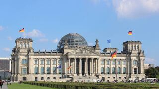 Der 1884 bis 1894 erbaute Reichstag in Berlin – eines der eindrucksvollsten Parlamentsgebäude der Welt, dank seiner in den 1990er Jahren errichteten begehbaren Kuppel zugleich Symbol für Transparenz.