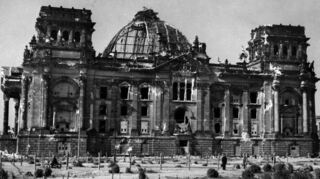 Der Reichstag nach dem Krieg: ein Trümmerhaufen.