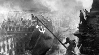2. Mai 1945: Rotarmisten hissen auf dem Reichstag die Rote Fahne.