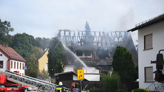 Nach wie vor ist ein Wohnhaus in Lobbach-Waldwimmersbach nach einem Brand einsturzgefährdet.