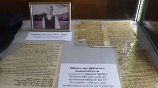 Das wohl beeindruckendste Exponat der Ausstellung: die aus dem Feuer geborgenen Seiten jüdischer Gebetsbücher der Schriesheimer Synagoge.