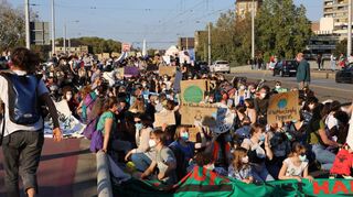 Erst kurz nach dem Start der Demonstration setzen sich die Teilnehmenden als Zeichen gegen die Kohlekraft auf die Kurpfalzbrücke.