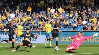 SVW-Torwart Timo Königsmann (rechts) rettete den Mannheimern in der zweiten Halbzeit mit zwei starken Paraden den Punkt bei Eintracht Braunschweig.