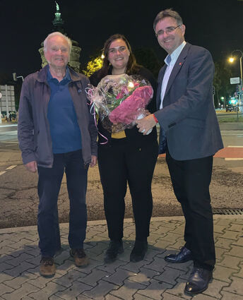 Isabel Cademartori (Mitte), der Kreisvorsitzende Stefan Fulst-Blei und Mitstreiter auf der Wahlparty im Café Charlie.