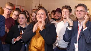 Freude bei der SPD-Wahlparty im Café Charlie über den Sieg von Isabel Cademartori (Mitte). Rechts klatscht der Kreisvorsitzende Stefan Fulst-Blei.