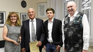 Ehre für die Familie Enzenauer: Sandra (v.l.), Thomas und Timo werden von Ortsvorsteher Günther Henkel mit der Bronzenen Eule ausgezeichnet.