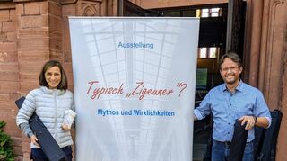 Beim Aufbau der Banner-Ausstellung: Tatjana Briamonte-Geiser und Pfarrer David Reichert.