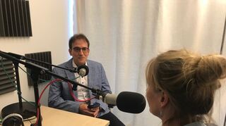 Rasmus Förster erklärt im Gespräch mit "Verbrechen im Quadrat"-Host Angela Boll das Verfahren der DNA-Analyse.