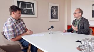 Berichtet von stotternden Mitschülern und erklärt, wie die Stadt Mannheim stotternden Menschen helfen kann: Dirk Grunert (r.) mit Redakteur Sebastian Koch.