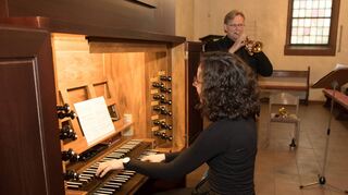 Marion Krall an der Orgel und Falk Zimmermann an der Trompete begeistern das Publikum in der Auferstehungskirche.