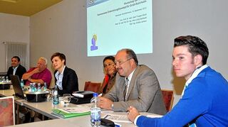 <p>Umfrageergebnisse vorgestellt: Gemeindevertretervorsteher Walter Öhlenschläger (v.l.), Bürgermeister Rainer Bersch, Kirsten Janson, Gabi Troeger-Weiß, Hans-Jörg Domhardt und David Kavitz vom Beratungszentrum.</p>