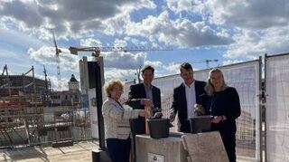 Grundsteinlegung (v.l.): Lisa Klamt-Kesici (adagio), Baubürgermeister Jürgen Odszuck, Clemens Jung (GBI) und Sigrid Köntopp (IntercityHotel).