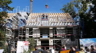 Der Bau des Tageshospizes in Ilvesheim kommt sichtbar voran. Nun haben die Verantwortlichen das Richtfest gefeiert.