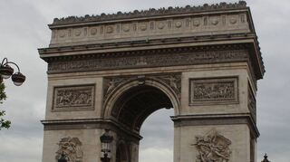 Die Place Charles de Gaulle (früher Place de l’Etoile) mit dem Arc de Triomphe: Ob unverhüllt oder verfüllt – das historische Bauwerk verbreitet eine magische Atmosphäre.